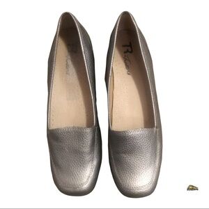 Trotters Women’s Silver Flat Slip on Leather Shoes Size 6,5 in Excell